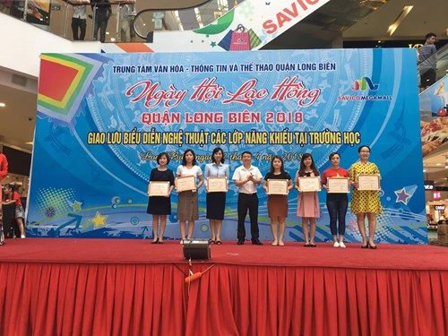 Chiều ngày 22/4/2018 các bạn nhỏ trường ầm non Việt Hưng tham gia chương trình   Ngày hội lạc hồng  Quận Long Biên 2018- Giao lưu biểu diễn nghệ thuật các lớp năng khiếu tại trường học.